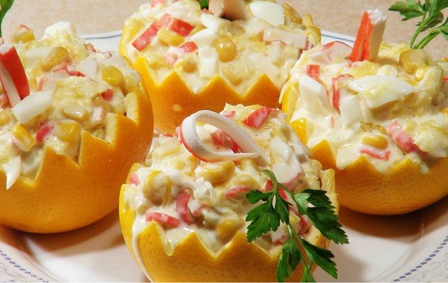 Крабовый салат с апельсином и кукурузой