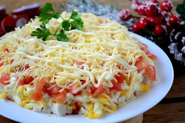 Салат с крабовыми палочками, помидорами, яйцами и сыром.