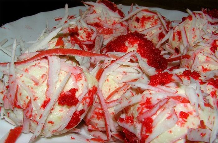 Салат с крабовыми палочками и колбасным сыром.