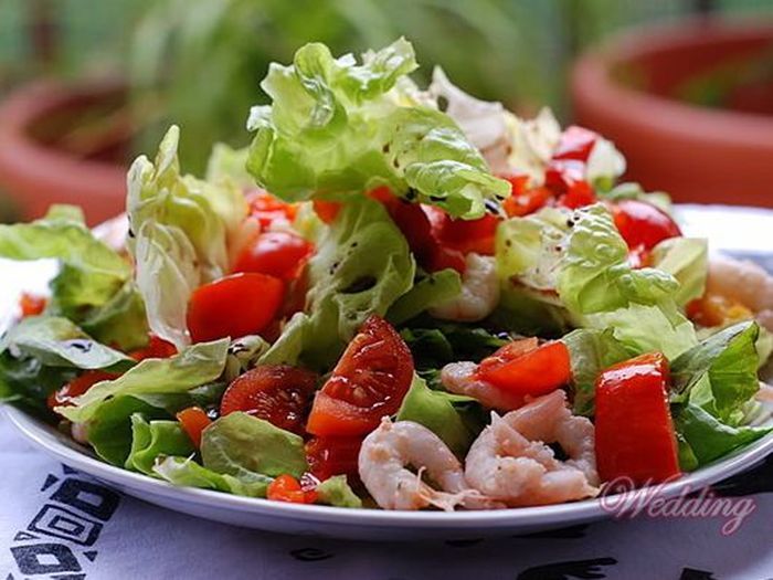Салат из креветок с огурцами и помидорами