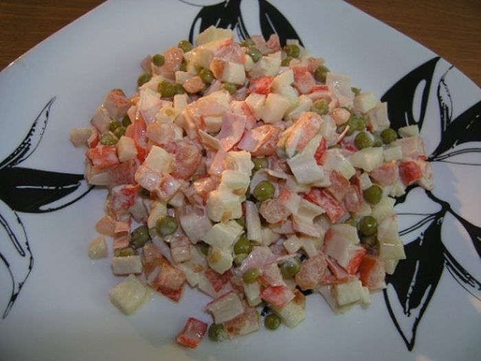 Салат из крабовых палочек, помидор и зелёного горошка. 