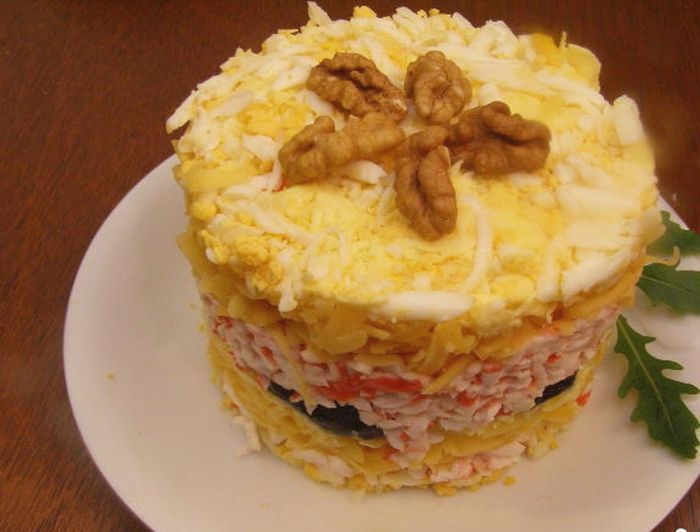 Крабовый салат с черносливом