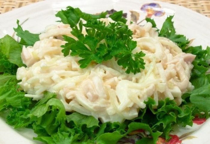 Салат с кальмарами и курицей