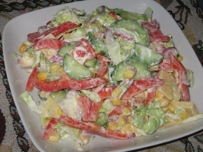 Овощной салат с сыром.