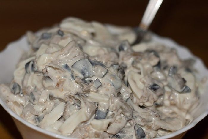 Салат из баклажанов с яйцом и луком
