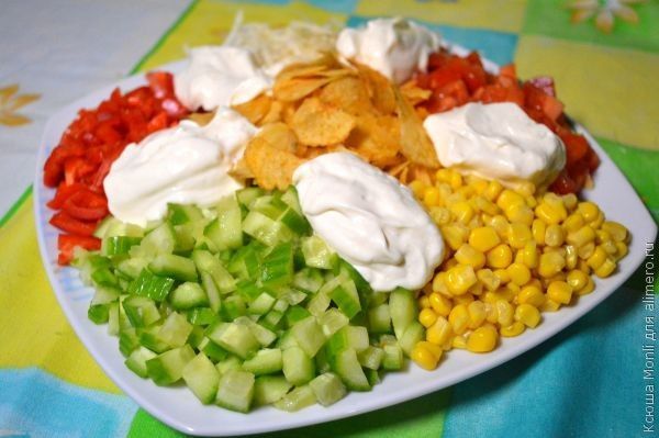 Салат с чипсами и кукурузой