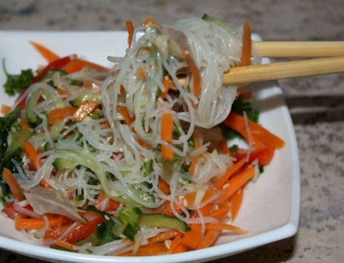 Салат с фунчозой и огурцом