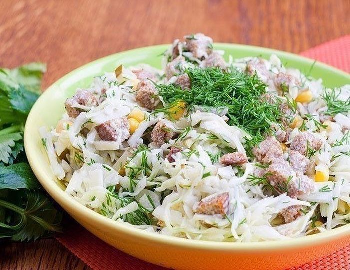 Салат с сухариками и кукурузой
