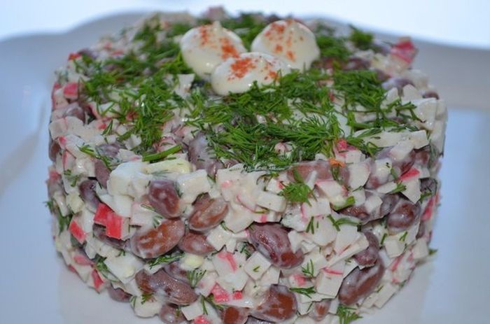 Крабовый салат с фасолью