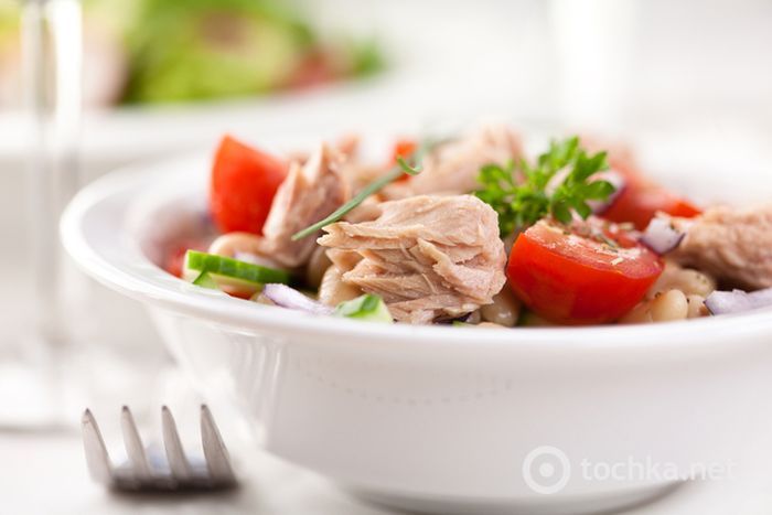 Овощной салат с тунцом и фасолью
