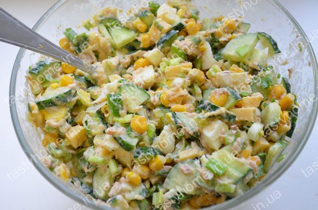 Салат с тунцом, яйцами, сыром, огурцом и кукурузой