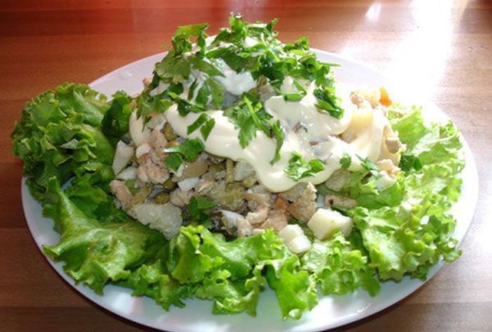 Салат со шпротами и сухариками