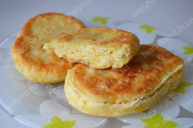 Чвиштари - кукурузные лепёшки с сыром на сковороде