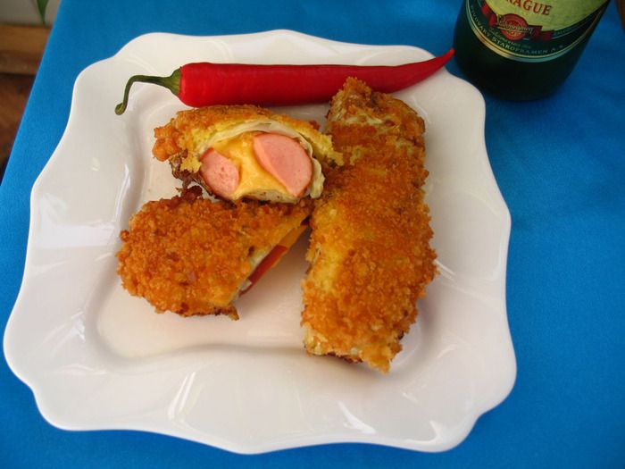 Капуста с сосиской на сковороде.
