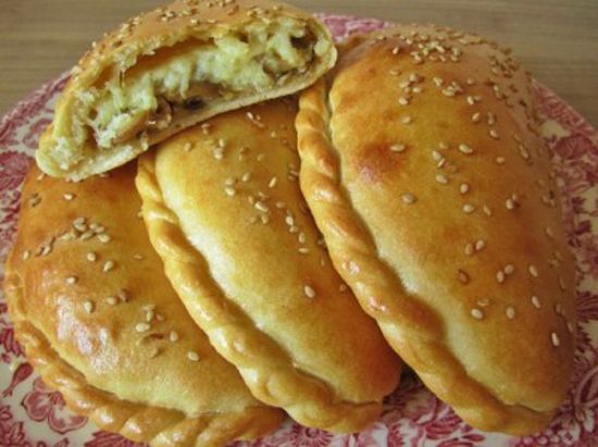 Закусочный пирог с сыром, курицей и грибами. 