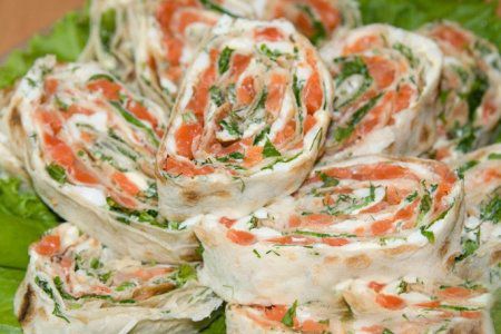 Рулет из лаваша с сёмгой и укропом.
