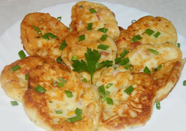 Вкусные сырники из твёрдого и плавленного сыра с мясом и кукурузой.