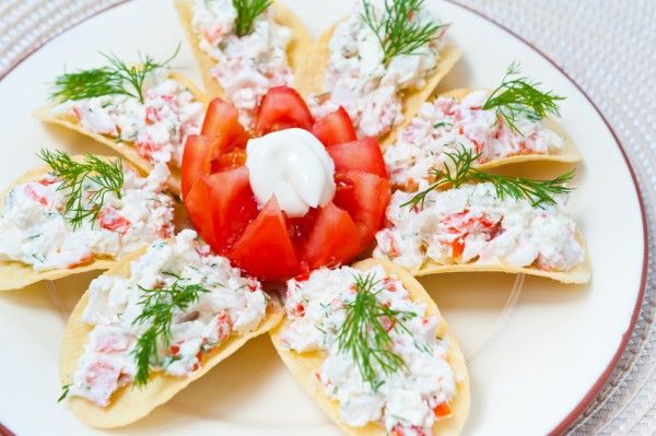 закуска на чипсах с крабовыми палочками